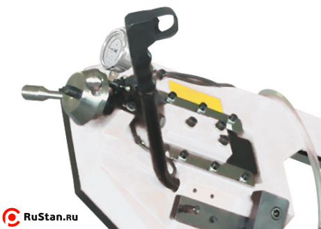 Натяжение пилы осуществляется маховиком по тензометру, что позволяет контролировать натяжение полотна и тем самым получать стабильный рез и продлить срок службы полотна. фото №5 Натяжение пилы осуществляется маховиком по тензометру, что позволяет контролировать натяжение полотна и тем самым получать стабильный рез и продлить срок службы полотна. фото №5