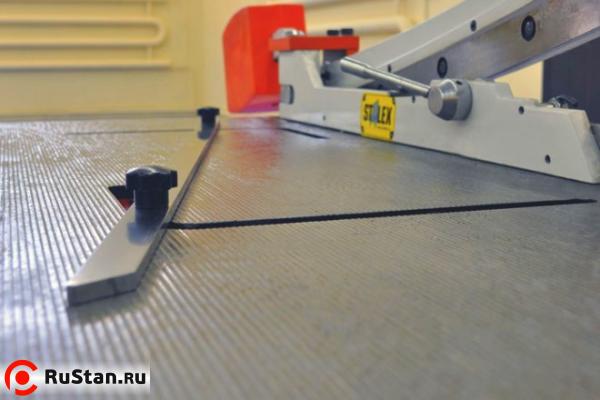 Смежная линейка на рабочем столе для фиксации листа для рубки под угломм фото №6 Stalex KHS-1000 фото №6