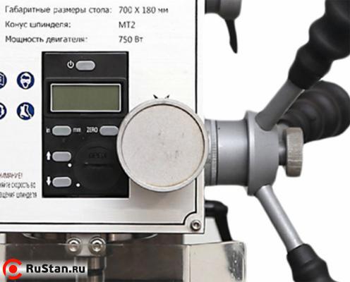 Маховик микрометрической подачи вынесен на фронтальную часть фрезерной головки и снабжен нониусом. фото №7 Маховик микрометрической подачи вынесен на фронтальную часть фрезерной головки и снабжен нониусом. фото №7