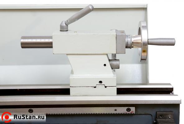 Для ослабления задней бабки с целью установки глубины сверления и закрепления длинных заготовок в центрах станок оснащен быстрозажимным зажимом.Вылет пиноли задней бабки составляет 60 мм фото №4 METAL MASTER MML 2550M фото №4