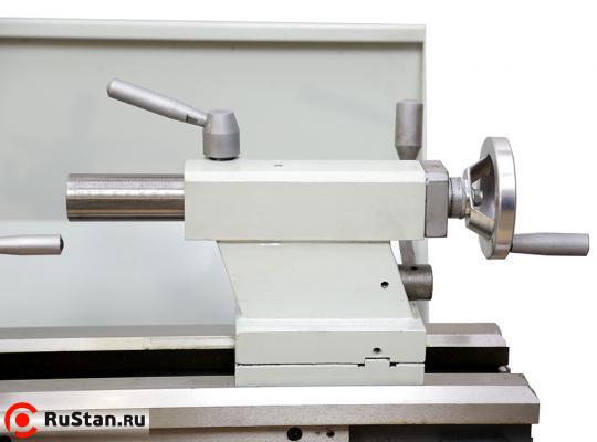 Для ослабления задней бабки с целью установки глубины сверления и закрепления длинных заготовок в центрах станок оснащен быстрозажимным зажимом. Вылет пиноли задней бабки составляет 85 мм фото №2 METAL MASTER MML 2870MV фото №2