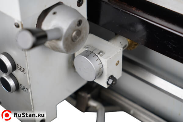 Для удобства нарезания резьбы станок оснащен резьбоуказателем фото №8 METAL MASTER Z50100 DRO RFS фото №8